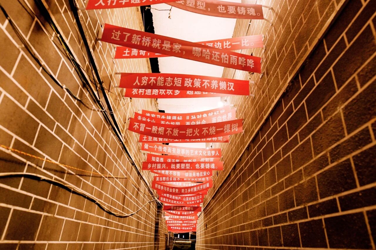焦兴涛作品《羊磴十二景——牵檐万语》，铝板UV印刷与声控灯光装置，2026年