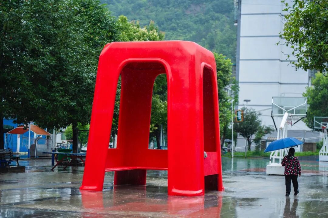 焦兴涛作品《羊磴十二景——磴凳》，不锈钢、漆与灯光，高4.2米，2026年